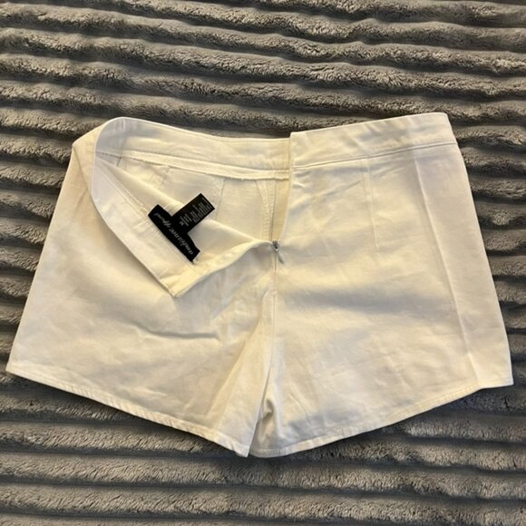Ambiance Apparel, criss-cross skort with zipper in the back, size M; white - Picture 2 of 2